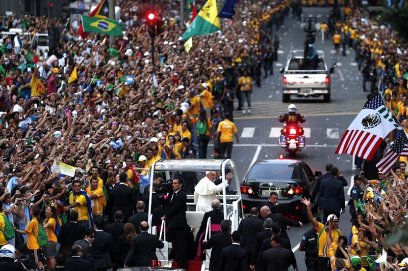 Papa recorre las calles de Rio de Janeiro